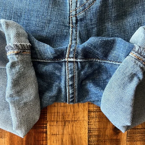 Levi’s Mid Length Jean Shorts - Picture 5 of 6